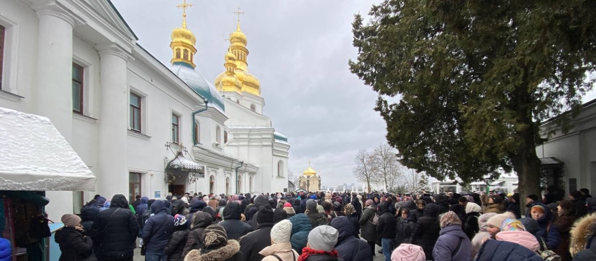 В Киево-Печерской лавре, которую сегодня должны покинуть монахи, собираются верующие УПЦ