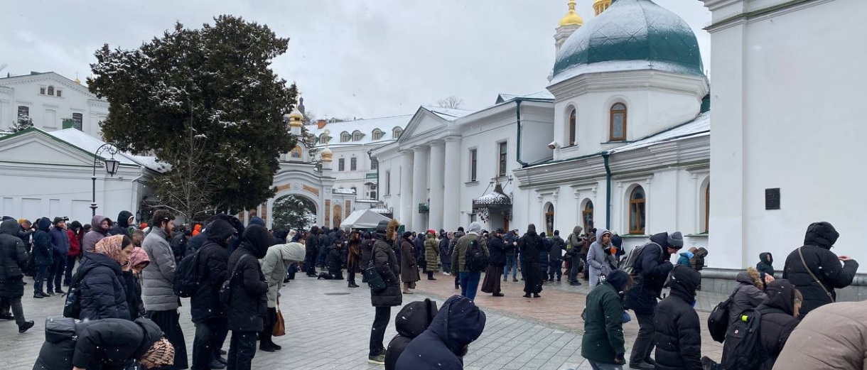 В Киево-Печерской лавре, которую сегодня должны покинуть монахи, собираются верующие УПЦ