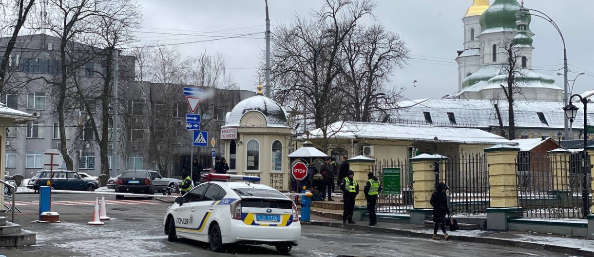 В Киево-Печерской лавре, которую сегодня должны покинуть монахи, собираются верующие УПЦ