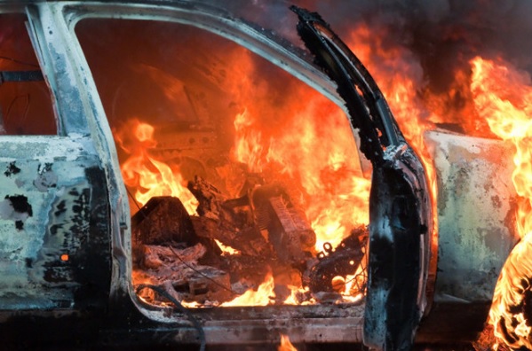 В Киеве после взрыва загорелся автомобиль
