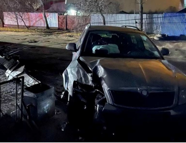 Под Киевом пьяный водитель разбил машину об столб