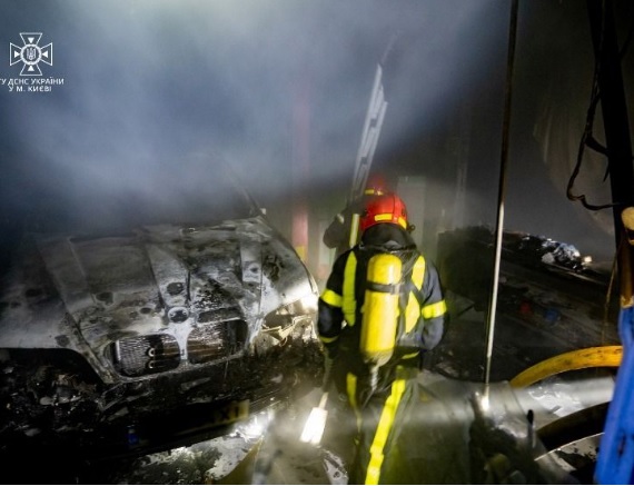 В Киеве произошел пожар на СТО: внутри здания сгорело авто BMW