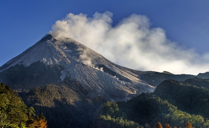 На острове Ява началось извержение вулкана Мерапи: лава может растечься на 7 километров