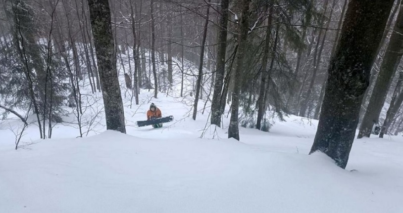 Сноубордист заблудился в Карпатах из-за тумана: его искали две группы спасателей