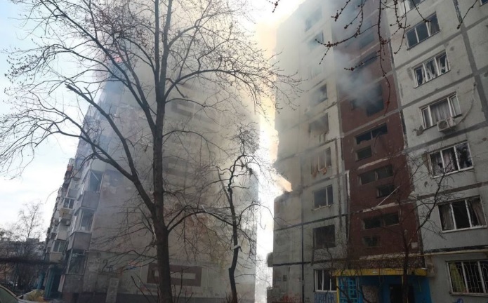 РФ атаковала ракетами Запорожье: задело жилые дома, вспыхнул пожар