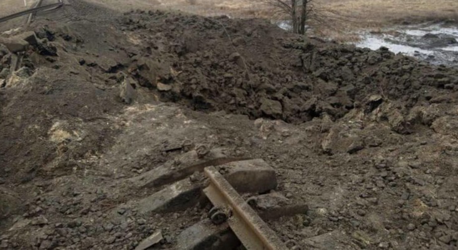 Снаряды повредили электросеть и железную дорогу: РФ обстреляла Славянск