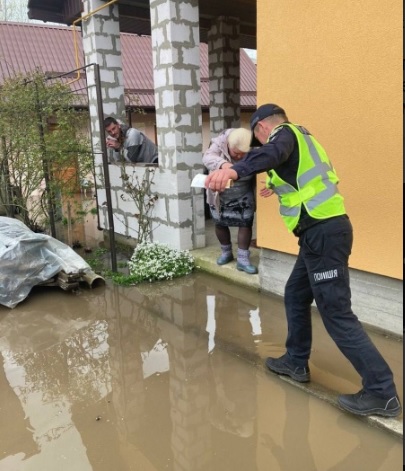 Из-за размытой дамбы в Иванкове Киевской области произошел потоп 