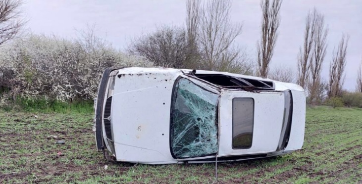 В Одесской области авто съехало в кювет и перевернулось: один человек погиб