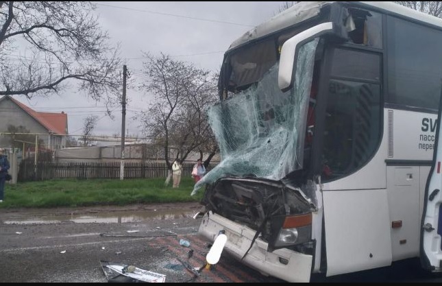 Автобус Одесса-Кишинев попал в ДТП недалеко от границы, движение ограничено