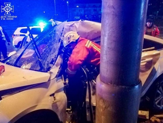В Киеве произошло ДТП: водителя Hyundai Sonata вырезали из деформированного авто