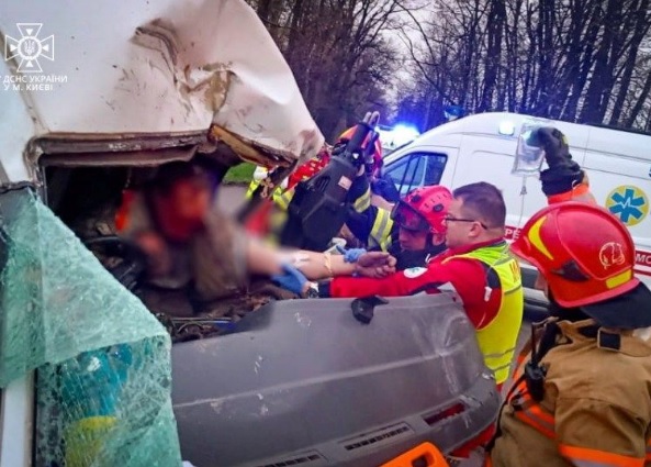 В Киеве в ДТП попал микроавтобус с пассажирами: 5 пострадавших