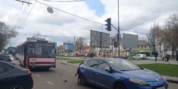 В Николаеве столкнулись троллейбус и &#171;Рено&#187;, водитель которого резко притормозил