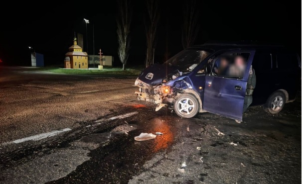 На трассе Одесса-Новоазовск столкнулись Hyundai Н1 и Renault с полицейским за рулем: 5 пострадавших
