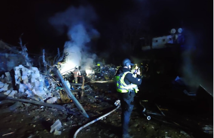 РФ ночью ударила авиабомбой по дому в Харьковской области, есть погибшие