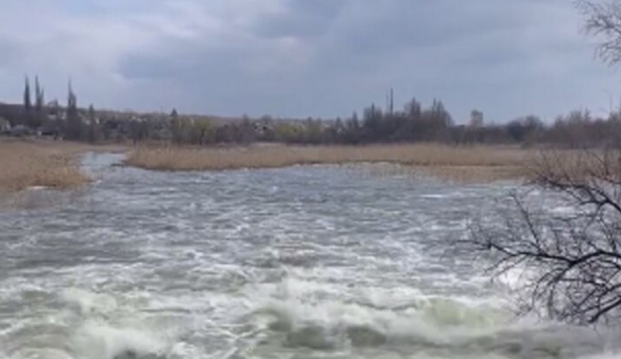 В Краматорске прорвало дамбу водохранилища: в соседних поселках подтопило дома, люди эвакуируются