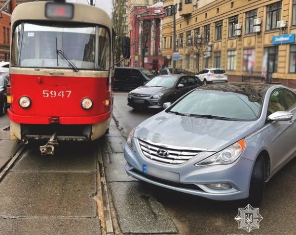 В Киеве авто Hyundai перекрыло дорогу трамваю: машину увезли на эвакуаторе