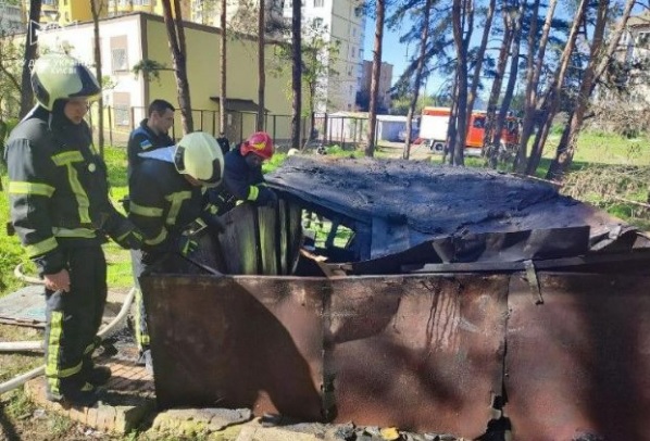 В Киеве сгорели автомобиль и гараж: пожарные нашли труп мужчины