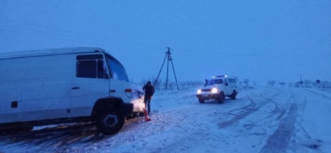 На севере Молдовы в апреле выпал снег: автомобили застревают на дорогах