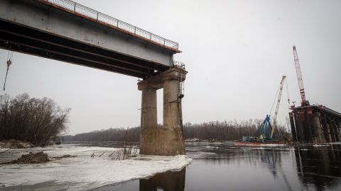 Авиаударом РФ уничтожен мост в Черниговской области возле Гремяча