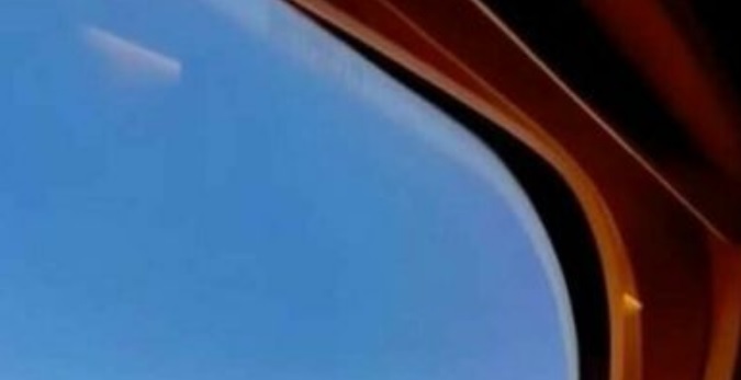 Возле американского самолета пассажир увидел НЛО и заснял его на видео