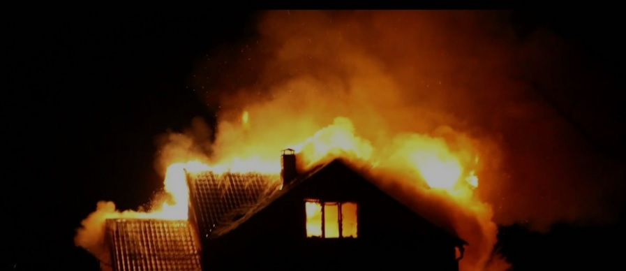 В Ровно ночью загорелся гараж в доме: собака разбудила семью и так спасла им жизнь