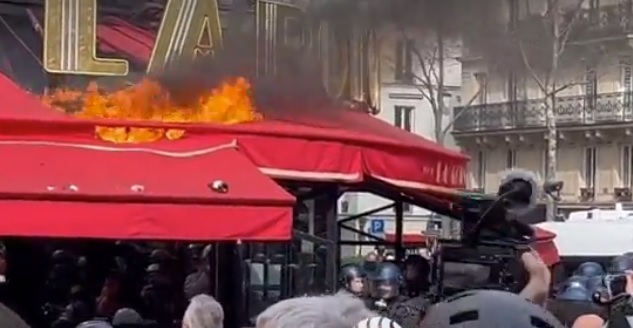 В Париже протестуют против пенсионной реформы: активисты подожгли любимый ресторан Макрона