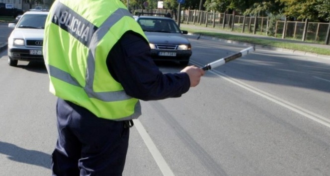 Латвия снова передает Украине конфискованные у пьяных водителей авто