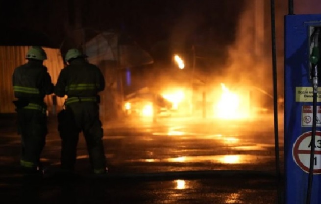 В Харькове произошел пожар на заправке: взорвались цистерны с газом