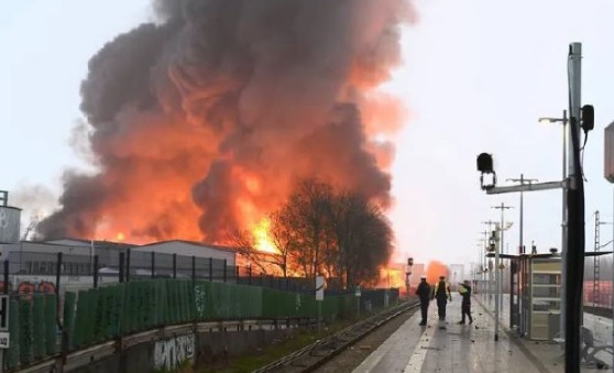 В Гамбурге вспыхнул масштабный пожар: жителей предупредили о токсичном дыме