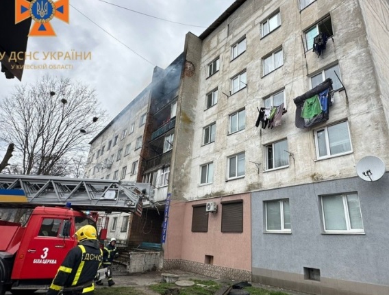 В многоэтажке в Киевской области произошел пожар: эвакуировали 12 взрослых и 6 детей