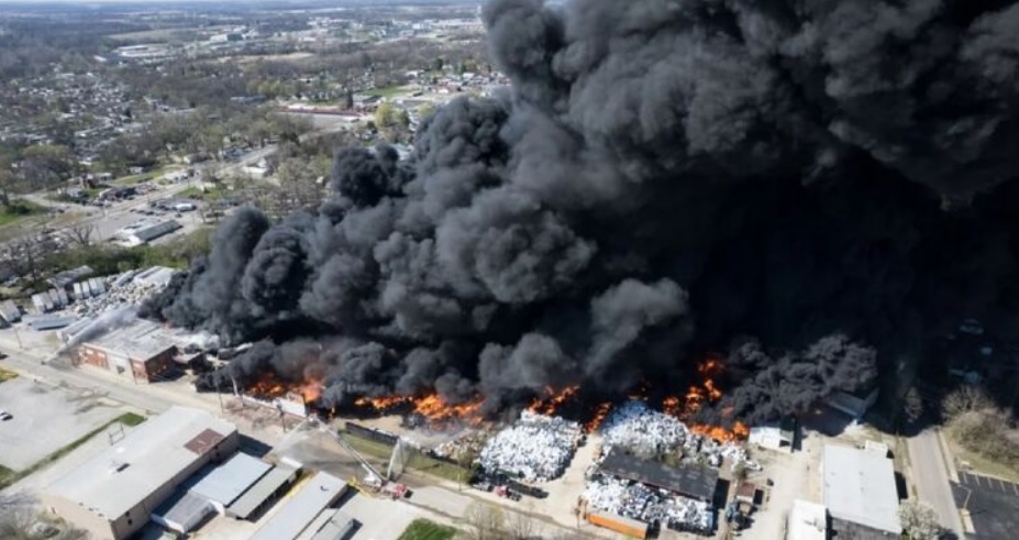 В США вспыхнул пожар на заводе по переработке отходов: 2000 человек эвакуированы