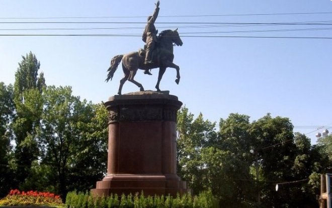 Кабмин разрешил снести в Киеве памятники Пушкину, Щорсу и могилу Ватутина