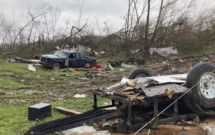 По Турции пронесся торнадо, перевернувший автомобили: один погибший, 44 пострадавших