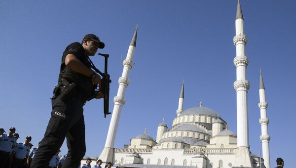 Шесть раненых: у турецкой мечети мужчина открыл стрельбу