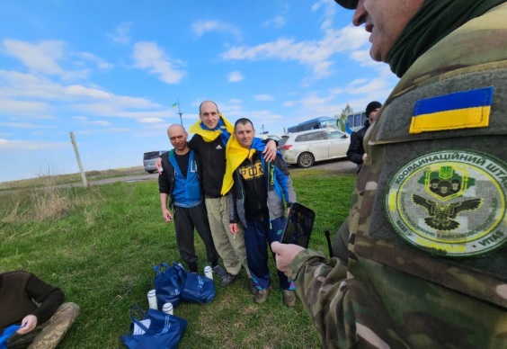 Украина провела очередной обмен пленными: домой вернулись военные, нацгвардейцы, моряки, пограничники