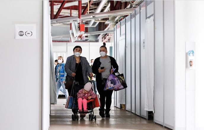 В Берлине украинцы-беженцы вынужденно оставляют хостелы и селятся в аэропорту: подробно