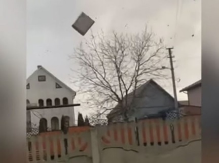 Ветром срывало крыши, электропровода: мощный ураган натворил беды на Буковине