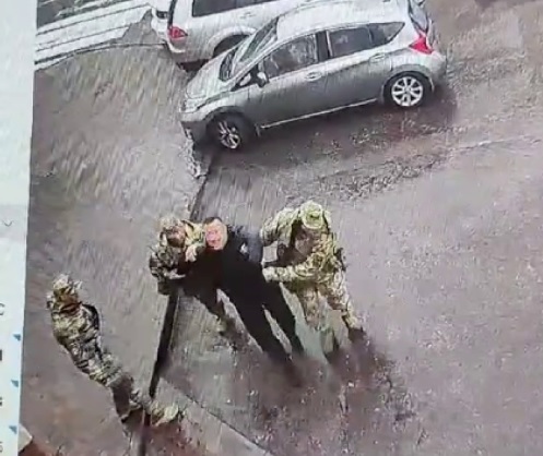 В Черкассах военные избили мужчину во время вручения повестки: в ТЦК подтвердили факт конфликта