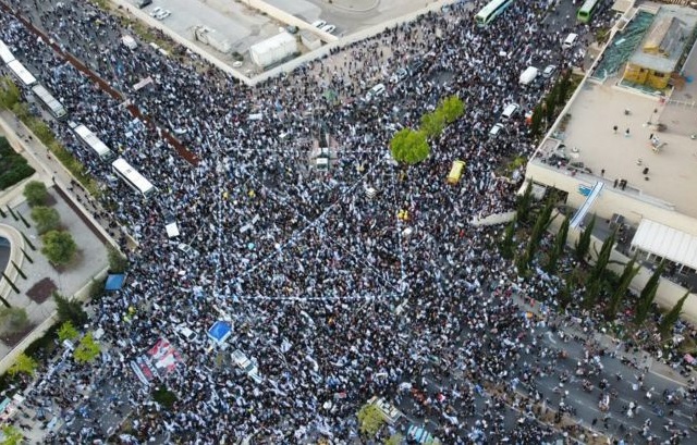 В Израиле сотни тысяч человек вышли на митинг в поддержку судебной реформы