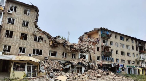 В Авдеевке в результате авиаудара РФ снесло половину многоэтажного дома