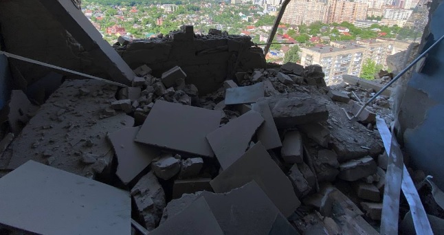 Дроны РФ разрушили в Киеве офисы, верхние этажи жилого дома и автомобили
