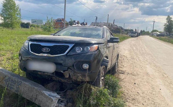 В Гатном под Киевом водитель &#171;Киа Сорренто&#187; врезался в электроопору: стало плохо за рулем