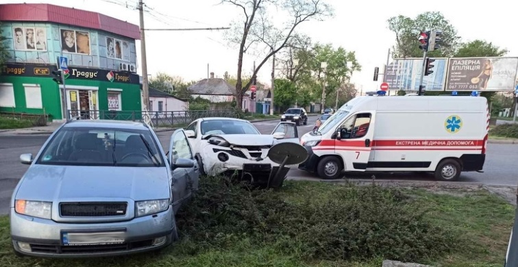 В Николаеве &#8212; ДТП: авто «Шкода» и «Ниссан» вылетели на газон, пострадал водитель