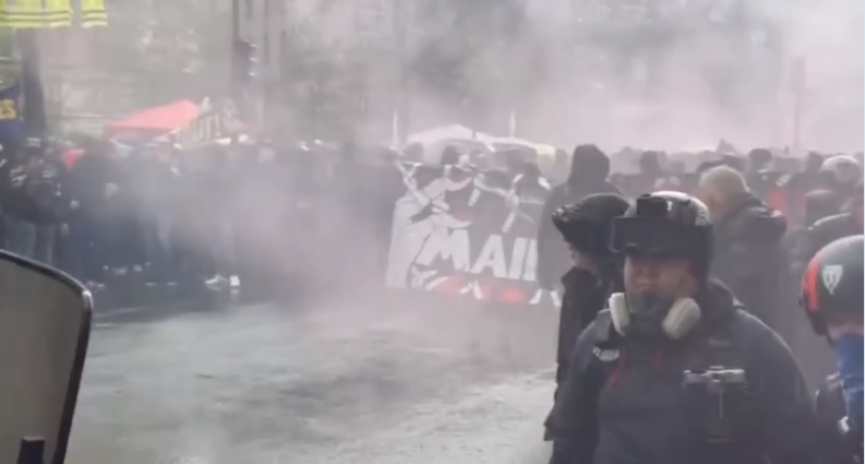 На протестах во Франции травмированы более 100 полицейских: митингующие бросали в них файеры и шашки с бензином