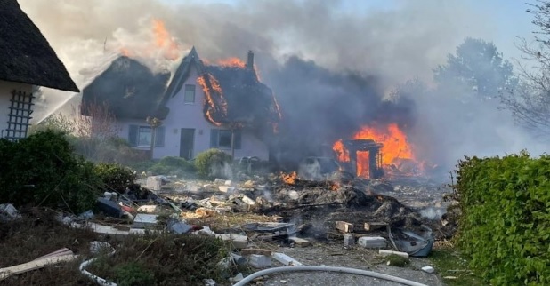 На острове в Германии произошли взрыв и пожар: повреждены несколько домов и авто
