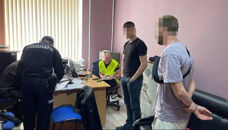В Киеве полиция задержала мужчин: снимали работу ПВО во время дневной атаки