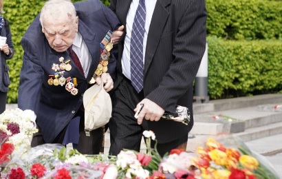 Киевляне несут цветы в Парк Вечной Славы, несмотря на отмену официальных мероприятий