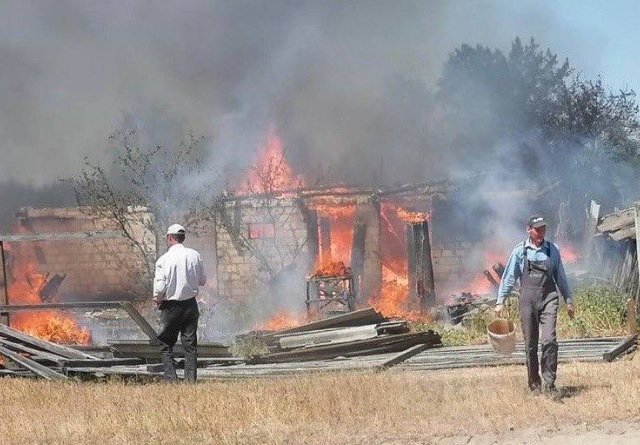 В ходе атаки РФ загорелся дом в Киевской области