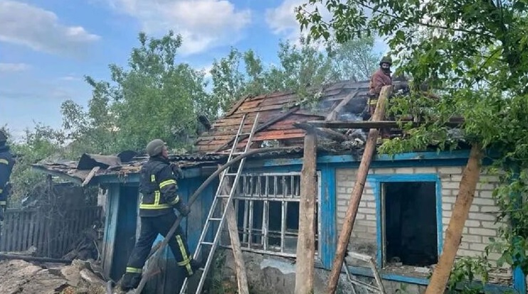 РФ ударила из артиллерии по двум поселкам под Купянском:  ранена женщина, загорелись две постройки