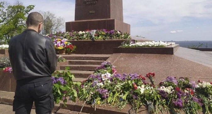 В Одессе и Полтаве сегодня возлагали цветы у военных мемориалов